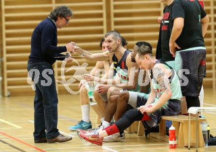 Basketball 2. Bundesliga 2015/16 Grunddurchgang 14. Runde. Raiders Villach gegen Radenthein Garnets. Trainer Miran Cilensek, Ales Primc, Dominique Richmond Jackson, Nino Gross (Villach). Villach, am 9.1.2016.
Foto: Kuess
---
pressefotos, pressefotografie, kuess, qs, qspictures, sport, bild, bilder, bilddatenbank