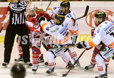 EBEL. Eishockey Bundesliga. KAC gegen 	Moser Medical Graz 99ers. Thomas Koch,  (KAC), Philipp Pinter (Graz). Klagenfurt, am 10.1.2016.
Foto: Kuess

---
pressefotos, pressefotografie, kuess, qs, qspictures, sport, bild, bilder, bilddatenbank