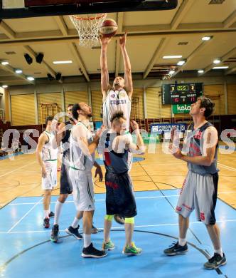 Basketball 2. Bundesliga 2015/16 Grunddurchgang 15. Runde. KOS Celovec  gegen Raiders Villach. Strazar Jakob, Mali Grega (KOS), Nino Gross, Finzgar Simon (Villach). Klagenfurt, 16.1.2016.
Foto: Kuess
---
pressefotos, pressefotografie, kuess, qs, qspictures, sport, bild, bilder, bilddatenbank