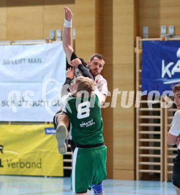 Handball Bundesliga. Schlafraum.at Kaernten gegen SC Ferlach. Markus Godec,  (HCK), Dean David Pomorisac (Ferlach). Viktring, am 16.1.2016.
Foto: Kuess
---
pressefotos, pressefotografie, kuess, qs, qspictures, sport, bild, bilder, bilddatenbank