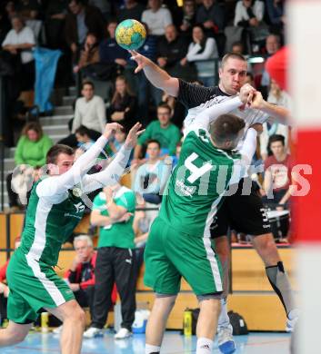 Handball Bundesliga. Schlafraum.at Kaernten gegen SC Ferlach. Patrick Jochum, (HCK), Risto Arnaudovski  (Ferlach). Viktring, am 16.1.2016.
Foto: Kuess
---
pressefotos, pressefotografie, kuess, qs, qspictures, sport, bild, bilder, bilddatenbank