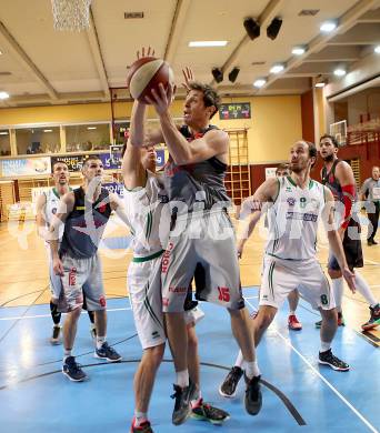 Basketball 2. Bundesliga 2015/16 Grunddurchgang 15. Runde. KOS Celovec  gegen Raiders Villach.  Smrtnik Andi, Strazar Jakob (KOS), Finzgar Simon (Villach). Klagenfurt, 16.1.2016.
Foto: Kuess
---
pressefotos, pressefotografie, kuess, qs, qspictures, sport, bild, bilder, bilddatenbank