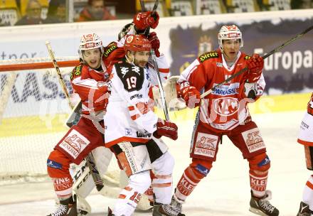 EBEL. Eishockey Bundesliga. KAC gegen 	HC TWK Innsbruck. Manuel Ganahl, Patrick Harand, (KAC), Tyler Spurgeon  (Innsbruck). Klagenfurt, am 22.1.2016.
Foto: Kuess

---
pressefotos, pressefotografie, kuess, qs, qspictures, sport, bild, bilder, bilddatenbank