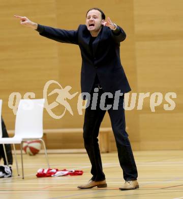 Basketball 2. Bundesliga 2015/16 Grunddurchgang 16. Runde. Villach Raiders  gegen St. Poelten Dragons. Trainer Jurica Smiljanic (St. Poelten). Villach, 24.1.2016.
Foto: Kuess
---
pressefotos, pressefotografie, kuess, qs, qspictures, sport, bild, bilder, bilddatenbank