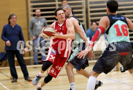 Basketball 2. Bundesliga 2015/16 Grunddurchgang 16. Runde. Villach Raiders  gegen St. Poelten Dragons. Ales Primc, (Villach),  Martin Speiser (St. Poelten). Villach, 24.1.2016.
Foto: Kuess
---
pressefotos, pressefotografie, kuess, qs, qspictures, sport, bild, bilder, bilddatenbank