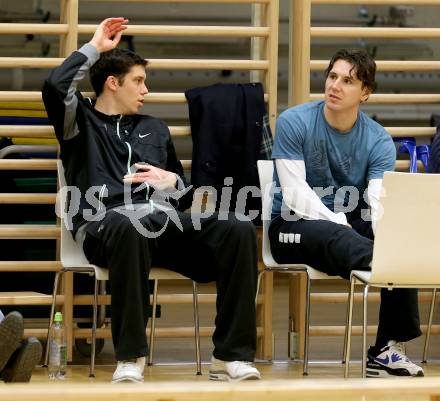 Basketball 2. Bundesliga 2015/16 Grunddurchgang 16. Runde. Villach Raiders  gegen St. Poelten Dragons. Erik Rhinehart, Andreas Kuttnig (Villach). Villach, 24.1.2016.
Foto: Kuess
---
pressefotos, pressefotografie, kuess, qs, qspictures, sport, bild, bilder, bilddatenbank