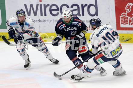 EBEL. Eishockey Bundesliga. EC VSV gegen Fehervar AV 19. Benjamin Petrik, (VSV), Istvan Bartalis, Aaron Brocklehurst  (Fehervar). Villach, am 26.1.2016.
Foto: Kuess 


---
pressefotos, pressefotografie, kuess, qs, qspictures, sport, bild, bilder, bilddatenbank