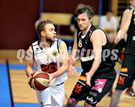 Basketball 2. Bundesliga 2015/16 Grunddurchgang 16. Runde. Woerthersee Piraten gegen Mattersburg Rocks. Tim Huber, (Woerthersee Piraten),  Wolfgang Traeger (Mattersburg). Klagenfurt, 30.1.2016.
Foto: Kuess
---
pressefotos, pressefotografie, kuess, qs, qspictures, sport, bild, bilder, bilddatenbank