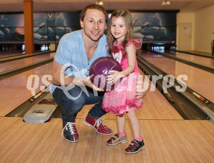 EBEL. Eishockey Bundesliga. Bowling. Dustin Johner mit Tochter Georgia (VSV). Villach, am 3.2.2016.
Foto: Kuess
---
pressefotos, pressefotografie, kuess, qs, qspictures, sport, bild, bilder, bilddatenbank