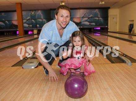 EBEL. Eishockey Bundesliga. Bowling. Dustin Johner mit Tochter Georgia (VSV). Villach, am 3.2.2016.
Foto: Kuess
---
pressefotos, pressefotografie, kuess, qs, qspictures, sport, bild, bilder, bilddatenbank