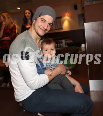 EBEL. Eishockey Bundesliga. Bowling. Stefan Bacher mit Sohn Nils (VSV). Villach, am 3.2.2016.
Foto: Kuess
---
pressefotos, pressefotografie, kuess, qs, qspictures, sport, bild, bilder, bilddatenbank