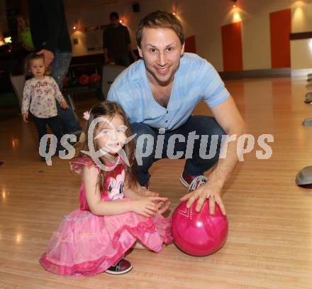 EBEL. Eishockey Bundesliga. Bowling. Dustin Johner mit Tochter Georgia (VSV). Villach, am 3.2.2016.
Foto: Kuess
---
pressefotos, pressefotografie, kuess, qs, qspictures, sport, bild, bilder, bilddatenbank