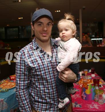 EBEL. Eishockey Bundesliga. Bowling. Brock McBride mit Tochter Mely(VSV). Villach, am 3.2.2016.
Foto: Kuess
---
pressefotos, pressefotografie, kuess, qs, qspictures, sport, bild, bilder, bilddatenbank