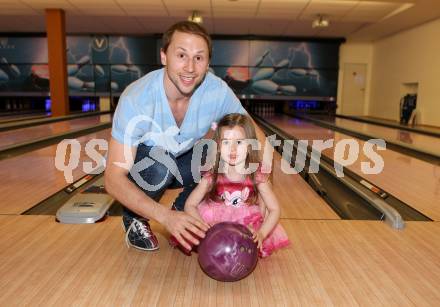 EBEL. Eishockey Bundesliga. Bowling. Dustin Johner mit Tochter Georgia (VSV). Villach, am 3.2.2016.
Foto: Kuess
---
pressefotos, pressefotografie, kuess, qs, qspictures, sport, bild, bilder, bilddatenbank