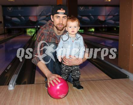 EBEL. Eishockey Bundesliga. Bowling. Eric Hunter mit Sohn Smith (VSV). Villach, am 3.2.2016.
Foto: Kuess
---
pressefotos, pressefotografie, kuess, qs, qspictures, sport, bild, bilder, bilddatenbank