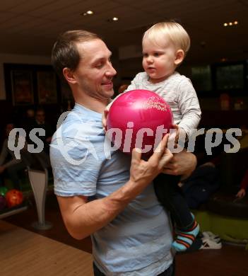 EBEL. Eishockey Bundesliga. Bowling. Dustin Johner mit Sohn Luca (VSV). Villach, am 3.2.2016.
Foto: Kuess
---
pressefotos, pressefotografie, kuess, qs, qspictures, sport, bild, bilder, bilddatenbank