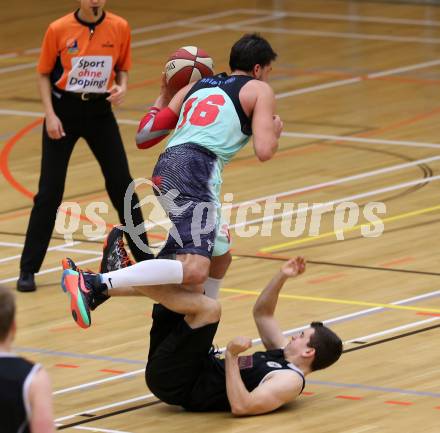 Basketball 2. Bundesliga 2015/16 Grunddurchgang 17. Runde. Villach Raiders  gegen Woerthersee Piraten. Marko Kolaric, (Villach), Martin Breithuber (Piraten). Villach, 7.2.2016.
Foto: Kuess
---
pressefotos, pressefotografie, kuess, qs, qspictures, sport, bild, bilder, bilddatenbank