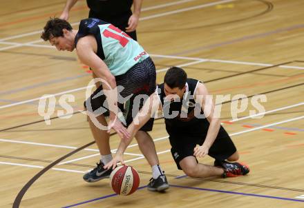 Basketball 2. Bundesliga 2015/16 Grunddurchgang 17. Runde. Villach Raiders  gegen Woerthersee Piraten. Simon Finzgar, (Villach), Martin Breithuber (Piraten). Villach, 7.2.2016.
Foto: Kuess
---
pressefotos, pressefotografie, kuess, qs, qspictures, sport, bild, bilder, bilddatenbank