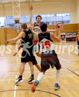 Basketball 2. Bundesliga 2015/16 Grunddurchgang 17. Runde. Villach Raiders  gegen Woerthersee Piraten. Simon Finzgar, Marko Kolaric, (Villach), Sebastian Wuertz  (Piraten). Villach, 7.2.2016.
Foto: Kuess
---
pressefotos, pressefotografie, kuess, qs, qspictures, sport, bild, bilder, bilddatenbank