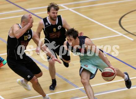 Basketball 2. Bundesliga 2015/16 Grunddurchgang 17. Runde. Villach Raiders  gegen Woerthersee Piraten. Simon Finzgar, (Villach), Joachim Buggelsheim, Sebastian Huber (Piraten). Villach, 7.2.2016.
Foto: Kuess
---
pressefotos, pressefotografie, kuess, qs, qspictures, sport, bild, bilder, bilddatenbank