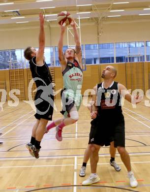 Basketball 2. Bundesliga 2015/16 Grunddurchgang 17. Runde. Villach Raiders  gegen Woerthersee Piraten. Nino Gross, (Villach), Tim Huber, Joachim Buggelsheim  (Piraten). Villach, 7.2.2016.
Foto: Kuess
---
pressefotos, pressefotografie, kuess, qs, qspictures, sport, bild, bilder, bilddatenbank