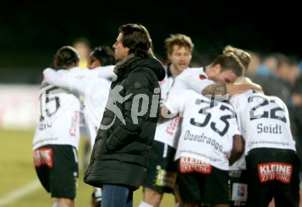 Fussball tipico Bundesliga. RZ Pellets WAC gegen SV Groedig.  Jubel WAC, Trainer Peter Schoettel, (Groedig). Lavanttal Arena, am 20.2.2016.
Foto: Kuess
---
pressefotos, pressefotografie, kuess, qs, qspictures, sport, bild, bilder, bilddatenbank