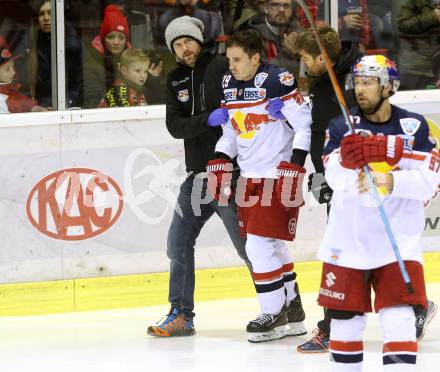 EBEL. Eishockey Bundesliga. KAC gegen EC Red Bull Salzburg. Luciano Aquino verletzt (Salzburg). Klagenfurt, am 28.2.2016.
Foto: Kuess

---
pressefotos, pressefotografie, kuess, qs, qspictures, sport, bild, bilder, bilddatenbank