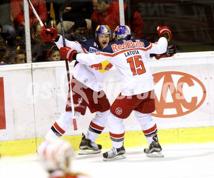 EBEL. Eishockey Bundesliga. KAC gegen EC Red Bull Salzburg. Torjubel Matthias Trattnig, Manuel Latusa (Salzburg). Klagenfurt, am 28.2.2016.
Foto: Kuess

---
pressefotos, pressefotografie, kuess, qs, qspictures, sport, bild, bilder, bilddatenbank