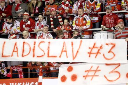 EBEL. Eishockey Bundesliga. KAC gegen EC Red Bull Salzburg. Fanclub, Schiedsrichter Ladislav Smetana (KAC). Klagenfurt, am 28.2.2016.
Foto: Kuess

---
pressefotos, pressefotografie, kuess, qs, qspictures, sport, bild, bilder, bilddatenbank