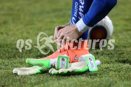 Fussball tipico Bundesliga. RZ Pellets WAC gegen Cashpoint SCR Altach. Feature. Tormann, Handschuhe, Schnuersenkel. Lavanttal Arena, am 1.3.2016.
Foto: Kuess
---
pressefotos, pressefotografie, kuess, qs, qspictures, sport, bild, bilder, bilddatenbank