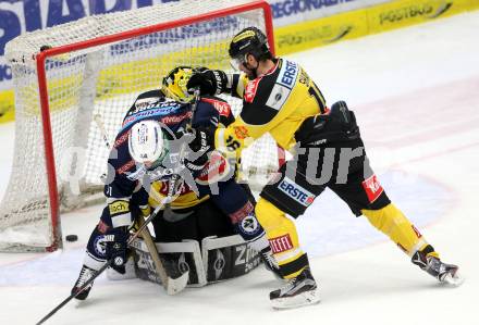 EBEL. Eishockey Bundesliga. EC VSV gegen UPC Vienna Capitals. Mark Santorelli,  (VSV), Macgregor Sharp (Caps). Villach, am 4.3.2016.
Foto: Kuess 


---
pressefotos, pressefotografie, kuess, qs, qspictures, sport, bild, bilder, bilddatenbank