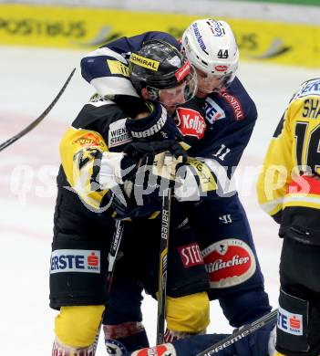 EBEL. Eishockey Bundesliga. EC VSV gegen UPC Vienna Capitals. Mark Santorelli, (VSV),  Sven Klimbacher (Caps). Villach, am 4.3.2016.
Foto: Kuess 


---
pressefotos, pressefotografie, kuess, qs, qspictures, sport, bild, bilder, bilddatenbank