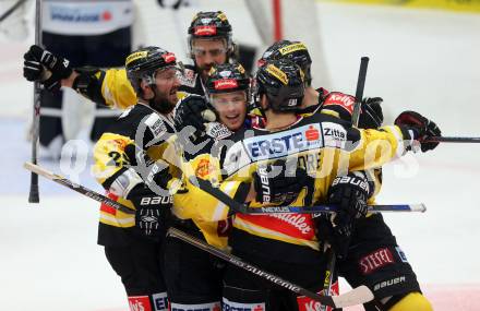 EBEL. Eishockey Bundesliga. EC VSV gegen UPC Vienna Capitals. Torjubel Derek Whitmore, Sven Klimbacher (Caps). Villach, am 4.3.2016.
Foto: Kuess 


---
pressefotos, pressefotografie, kuess, qs, qspictures, sport, bild, bilder, bilddatenbank