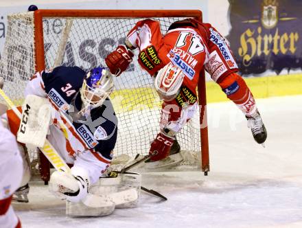 EBEL. Eishockey Bundesliga. KAC gegen EC Red Bull Salzburg. Luke Walker,  (KAC), Juuso Riksman (Salzburg). Klagenfurt, am 8.3.2016.
Foto: Kuess

---
pressefotos, pressefotografie, kuess, qs, qspictures, sport, bild, bilder, bilddatenbank