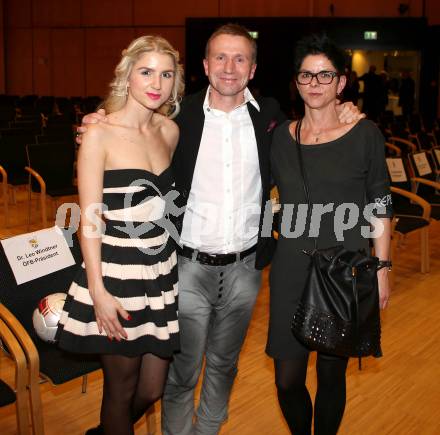 Kaerntner Fussballverband. Ordentliche Hauptversammlung.  Klaus Mittersdorfer mit Tochter  und Frau. Villach, am 11.3.2016.
Foto: Kuess
---
pressefotos, pressefotografie, kuess, qs, qspictures, sport, bild, bilder, bilddatenbank