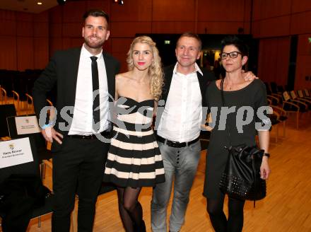 Kaerntner Fussballverband. Ordentliche Hauptversammlung.  Klaus Mittersdorfer mit Tochter  und Frau. Villach, am 11.3.2016.
Foto: Kuess
---
pressefotos, pressefotografie, kuess, qs, qspictures, sport, bild, bilder, bilddatenbank