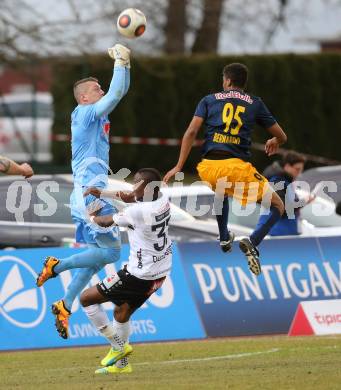 Fussball tipico Bundesliga. RZ Pellets WAC gegen FC Red Bull Salzburg. Issiaka Ouedraogo,  (WAC), Alexander Walke, Fernandes Da Silva Bernardo (Salzburg). Lavanttal Arena Wolfsberg, am 12.3.2016.
Foto: Kuess
---
pressefotos, pressefotografie, kuess, qs, qspictures, sport, bild, bilder, bilddatenbank