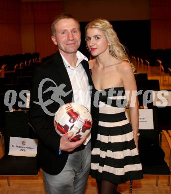 Kaerntner Fussballverband. Ordentliche Hauptversammlung.  Klaus Mittersdorfer mit Tochter. Villach, am 11.3.2016.
Foto: Kuess
---
pressefotos, pressefotografie, kuess, qs, qspictures, sport, bild, bilder, bilddatenbank