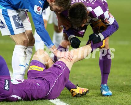 Fussball Sky go Erste Liga. SK Austria Klagenfurt gegen SC Wiener Neustadt.  Patrik Eler, verletzt, Eric Zachhuber (Klagenfurt). Klagenfurt, am 15.3.2016.
Foto: Kuess
---
pressefotos, pressefotografie, kuess, qs, qspictures, sport, bild, bilder, bilddatenbank