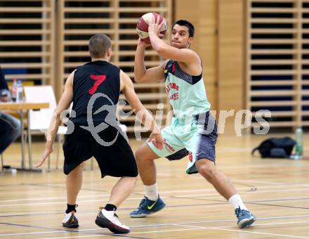 Basketball 2. Bundesliga 2015/16 Playoff Viertelfinale 1.Spiel. Villach Raiders gegen Mistelbach Mustangs. Jonathan Dielacher (Villach), Amis Servuts (Mistelbach). Villach, 20.3.2016.
Foto: Kuess
---
pressefotos, pressefotografie, kuess, qs, qspictures, sport, bild, bilder, bilddatenbank