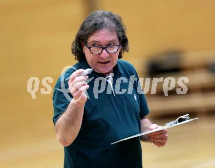 Basketball 2. Bundesliga 2015/16 Playoff Viertelfinale 1.Spiel. Villach Raiders gegen Mistelbach Mustangs. Trainer Miran Cilensek (Villach). Villach, 20.3.2016.
Foto: Kuess
---
pressefotos, pressefotografie, kuess, qs, qspictures, sport, bild, bilder, bilddatenbank