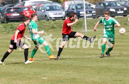 Fussball. Kaernter Liga. Maria Saal gegen Lienz . Roland Krenn  (Maria Saal),  Mario Kleinlercher (Lienz). Maria Saal, 2.4.2016. 
Foto: Kuess
---
pressefotos, pressefotografie, kuess, qs, qspictures, sport, bild, bilder, bilddatenbank