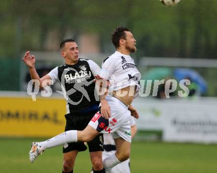 Fussball Kaerntner Liga. SAK gegen Bleiburg.  Michael Kirisits, (SAK),  Miroslav Grbic (Bleiburg). Welzenegg, am 8.4.2016.
Foto: Kuess
---
pressefotos, pressefotografie, kuess, qs, qspictures, sport, bild, bilder, bilddatenbank