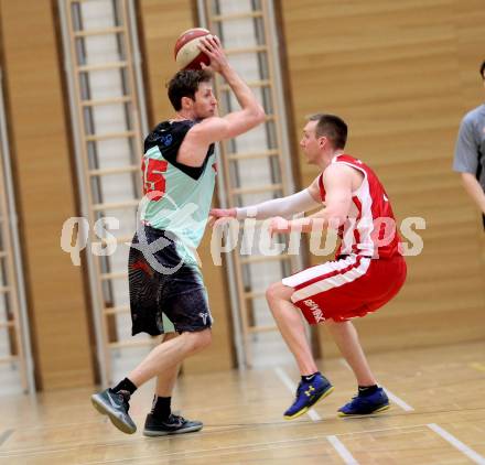 Basketball 2. Bundesliga 2015/16 Playoff Halbfinale 2.Spiel. Villach Raiders gegen St. Poelten Dragons. Simon Finzgar (Villach), Andreas Bauch (St. Poelten). Villach, 9.4.2016.
Foto: Kuess
---
pressefotos, pressefotografie, kuess, qs, qspictures, sport, bild, bilder, bilddatenbank