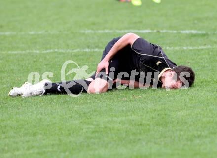 Fussball. Kaerntner Liga. Atus Ferlach gegen Koettmannsdorf. verletzt Christoph Pibal (Koettmannsdorf). Ferlach, 9.4.2016.
Foto: Kuess
---
pressefotos, pressefotografie, kuess, qs, qspictures, sport, bild, bilder, bilddatenbank