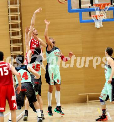 Basketball 2. Bundesliga 2015/16 Playoff Halbfinale 2.Spiel. Villach Raiders gegen St. Poelten Dragons. Jonathan Dielacher (Villach), Martin Kohlmaier (St. Poelten). Villach, 9.4.2016.
Foto: Kuess
---
pressefotos, pressefotografie, kuess, qs, qspictures, sport, bild, bilder, bilddatenbank