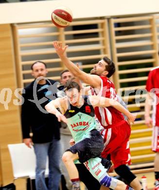 Basketball 2. Bundesliga 2015/16 Playoff Halbfinale 2.Spiel. Villach Raiders gegen St. Poelten Dragons. Julian Hartl, (Villach), Lukas Boeck  (St. Poelten). Villach, 9.4.2016.
Foto: Kuess
---
pressefotos, pressefotografie, kuess, qs, qspictures, sport, bild, bilder, bilddatenbank