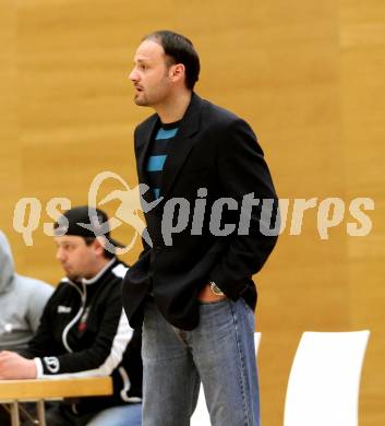 Basketball 2. Bundesliga 2015/16 Playoff Halbfinale 2.Spiel. Villach Raiders gegen St. Poelten Dragons. Trainer Jurica Smiljanic (St. Poelten). Villach, 9.4.2016.
Foto: Kuess
---
pressefotos, pressefotografie, kuess, qs, qspictures, sport, bild, bilder, bilddatenbank