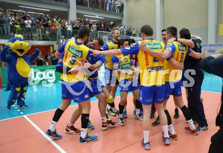 Volleyball AVL. Finale. SK Posojilnica  Aich/Dob gegen HYPO Tirol.  Jubel (Aich/Dob). Bleiburg, am 16.4.2016.
Foto: Kuess
---
pressefotos, pressefotografie, kuess, qs, qspictures, sport, bild, bilder, bilddatenbank