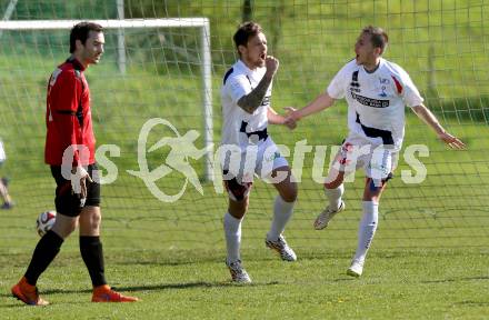 Fussball Kaerntner Liga. Maria Saal gegen SAK. Torjubel Michael Kirisits, Dejan Podbreznik (SAK). Maria Saal, am 16.4.2016.
Foto: Kuess
---
pressefotos, pressefotografie, kuess, qs, qspictures, sport, bild, bilder, bilddatenbank